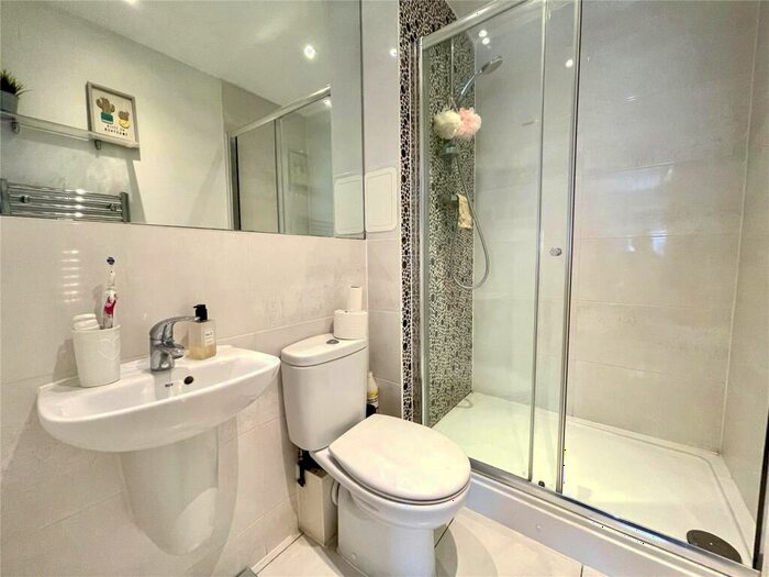 2 Bedroom Flat For Sale In Honington Mews, Farnborough, Hampshire, GU14