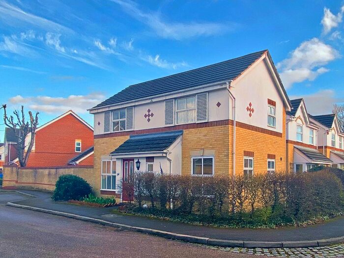 3 Bedroom Link Detached House To Rent In Richmond Close, Farnborough, GU14