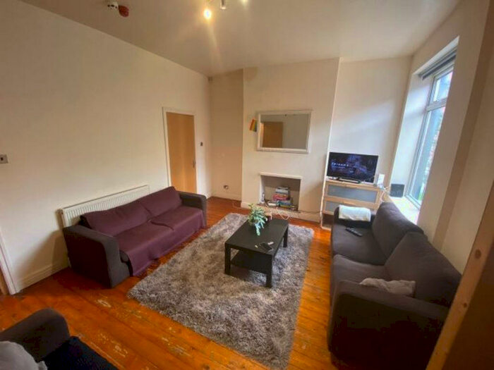 5 Bedroom House To Rent In Blandford Gardens, Leeds, LS2