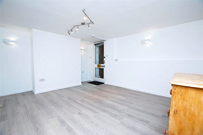 1 Bedroom Flat To Rent In Victoria Road, Guildford, Surrey, GU1