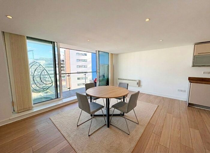 3 Bedroom Flat To Rent In Basin Approach, Fathom Court, E16