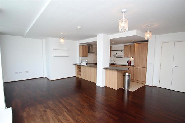 3 Bedroom Flat To Rent In Point Pleasant, London, SW18