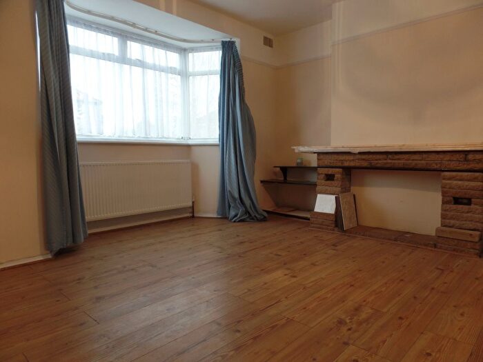 3 Bedroom Semi-Detached House To Rent In Brookside Road, Hayes, UB4