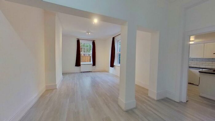 Flat To Rent In Clandon Road, Guildford, GU1