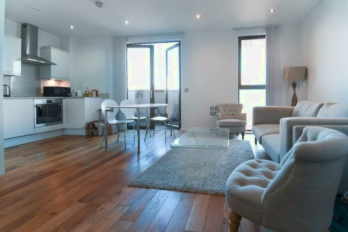 3 Bedroom Apartment To Rent In Crondall Street, London, N1