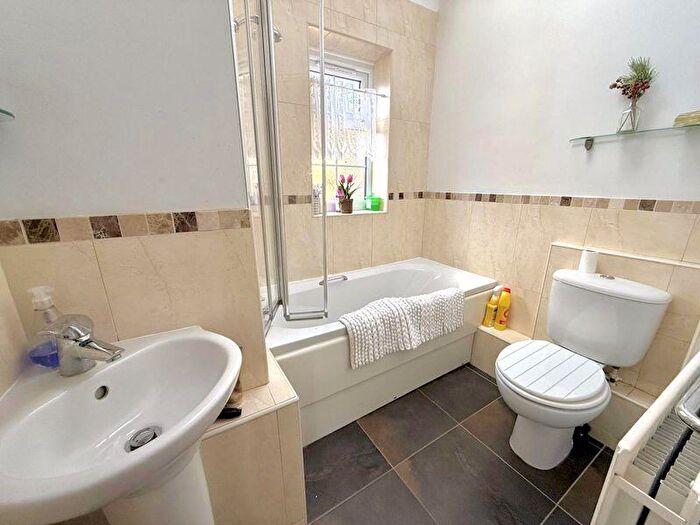 2 Bedroom Cottage For Sale In High Street, Toddington, LU5