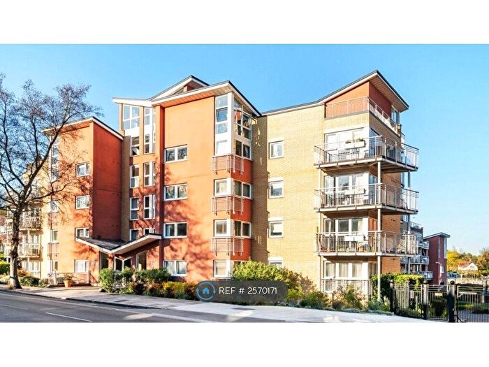 2 Bedroom Flat To Rent In Regatta House, Teddington, TW11
