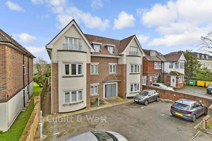 1 Bedroom Flat For Sale In Ladbroke Road, Redhill, Surrey, RH1