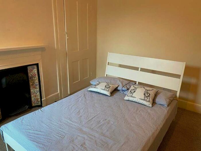 3 Bedroom Flat To Rent In Telford Avenue, London, SW2