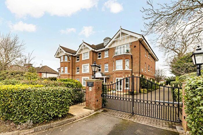 2 Bedroom Flat To Rent In Oatlands Drive, Weybridge, KT13