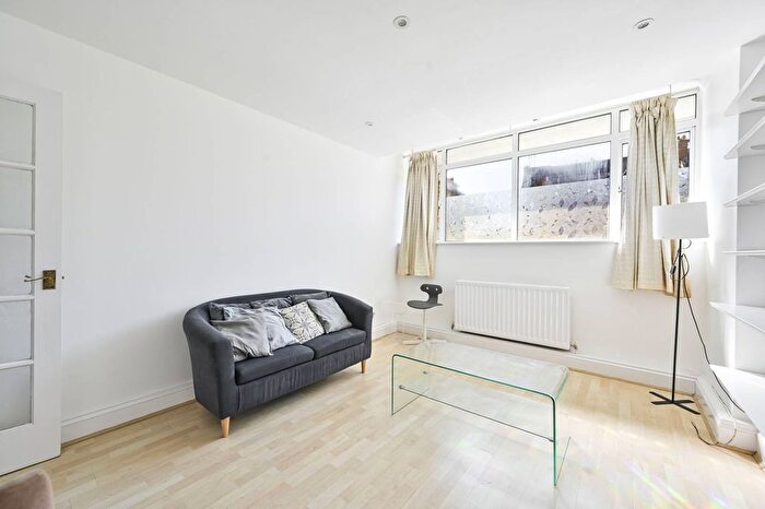 2 Bedroom Flat To Rent In Upper Richmond Road, Putney, London, SW15