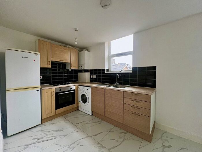 3 Bedroom Flat To Rent In Amersham Road, SE14