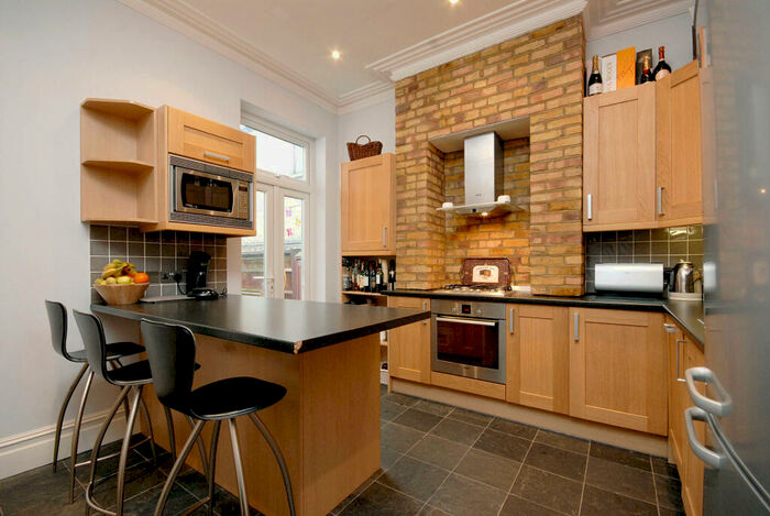 2 Bedroom Flat To Rent In Grovelands Road, Palmers Green, London, N13