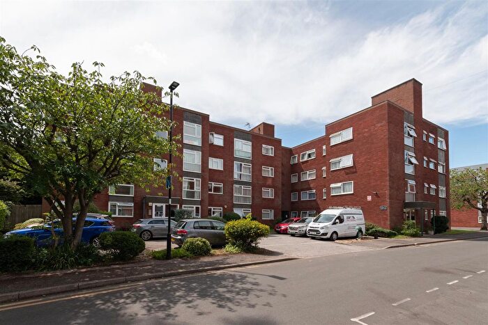 2 Bedroom Flat For Sale In Grange Gardens, London, N14