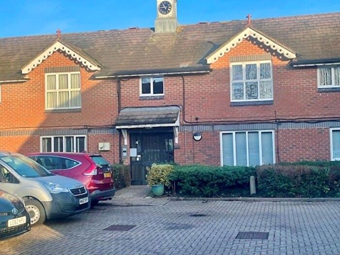1 Bedroom Flat For Sale In Chichester Close, Hampton, TW12