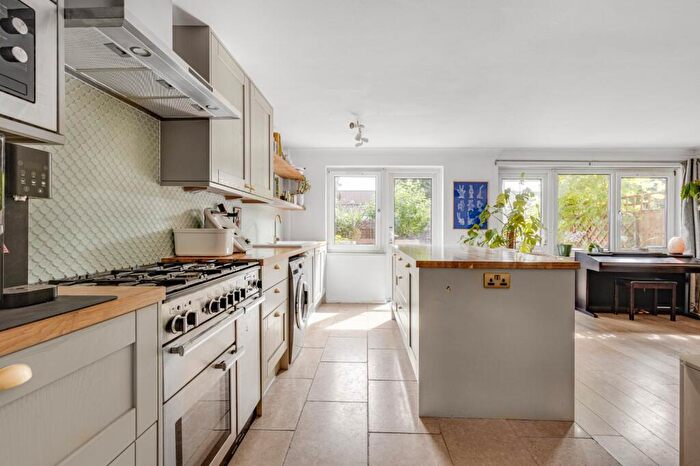 2 Bedroom Flat For Sale In Cowdenbeath Path, Islington, London, N1 - Photo 9