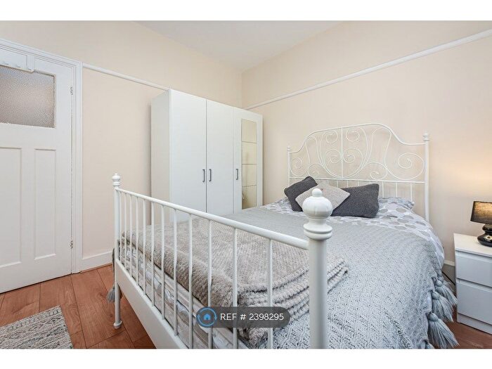 2 Bedroom Flat To Rent In Dover Court, London, SE10