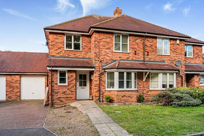 3 Bedroom Semi-Detached House For Sale In Scarff Close, Welwyn, AL6