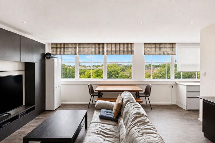 2 Bedroom Flat For Sale In Whitehorse Road, Croydon, CR0
