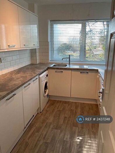 2 Bedroom Flat To Rent In Lane End Croft, Leeds, LS17