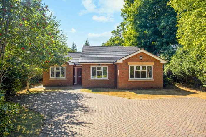 3 Bedroom Bungalow To Rent In Roffes Lane, Chaldon, Caterham, CR3