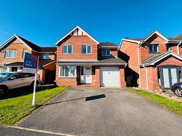 4 Bedroom Detached House For Sale In Sandringham Close, Morley, Leeds, LS27