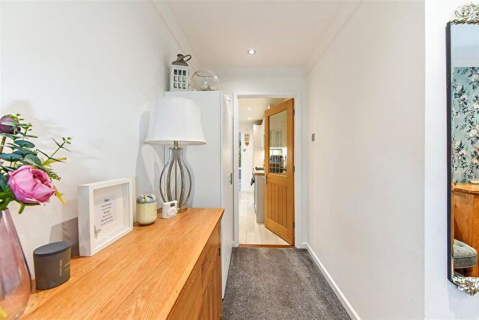 2 Bedroom Detached Bungalow For Sale In Whitebeam Close, Horndean, PO8