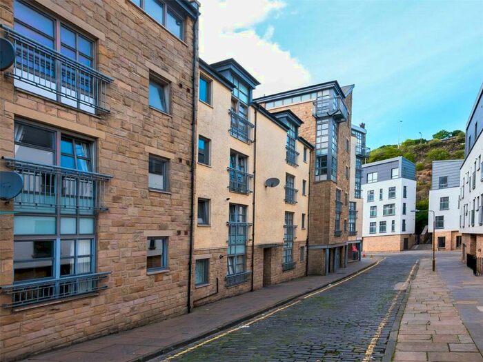 2 Bedroom Flat To Rent In Old Tolbooth Wynd, Edinburgh, EH8