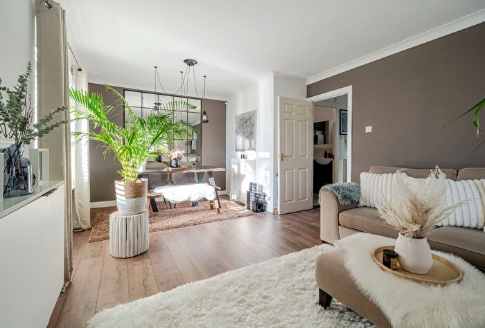2 Bedroom Flat For Sale In Reed Drive, Redhill, Surrey, RH1