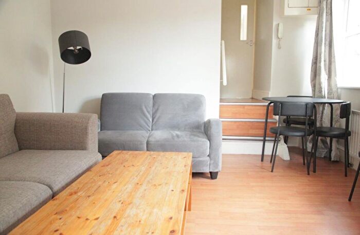 3 Bedroom Flat To Rent In Tooting Bec Road, London, SW17