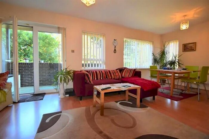 2 Bedroom Flat To Rent In Avebury Avenue, Tonbridge, TN9