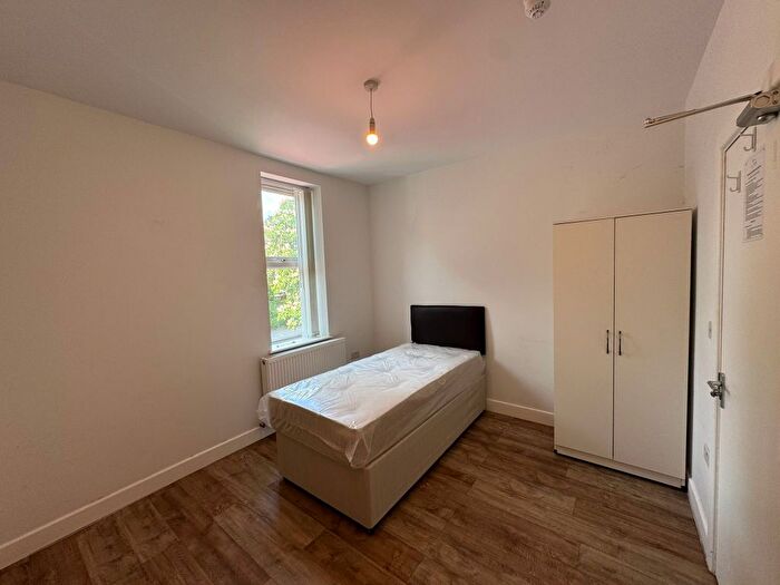 Studio To Rent In Hanger Lane, Ealing, W5