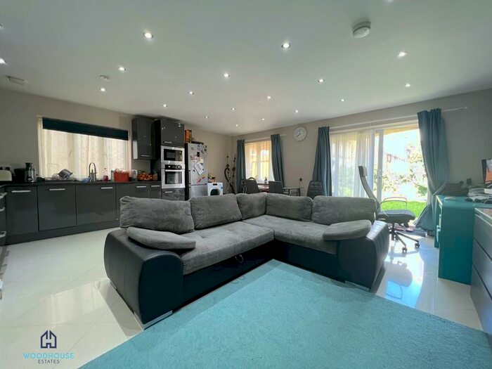 2 Bedroom Flat To Rent In Buxted Road, London, N12