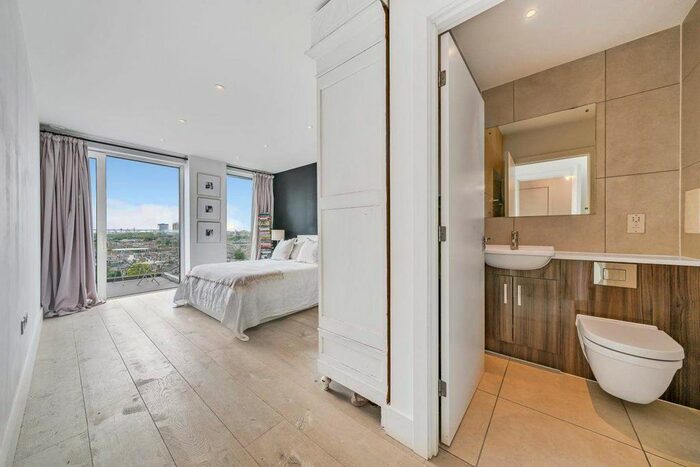 2 Bedroom Flat For Sale In Central Avenue, London, SW6