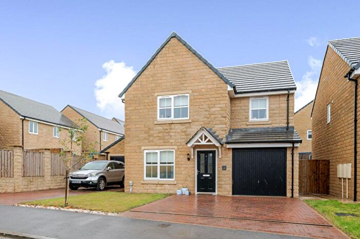 4 Bedroom Detached House For Sale In Fieldway Rise, Huddersfield, HD4