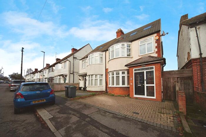 5 Bedroom Semi Detached House For Sale In Alexandra Avenue, Luton, LU3