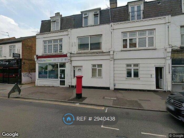 3 Bedroom Flat To Rent In Walton Road, West Molesey, KT8