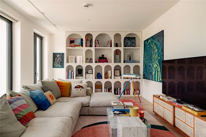 2 Bedroom Flat For Sale In Lincoln Square, Lincoln Inn Square, London, WC2A