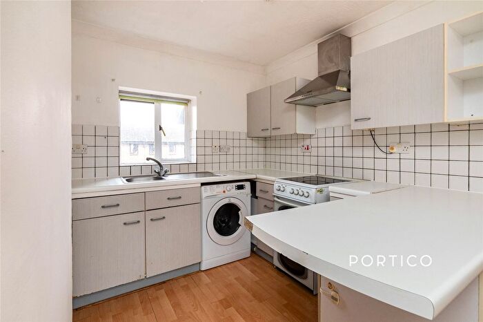 2 Bedroom Flat To Rent In Hallywell Crescent, London, E6