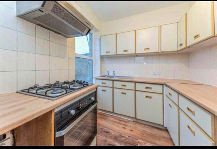 2 Bedroom Flat To Rent In Balham High Road, London, SW12