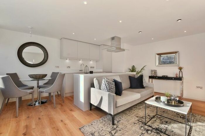 3 Bedroom Flat To Rent In Millbank Court, John Islip Street, London, SW1P