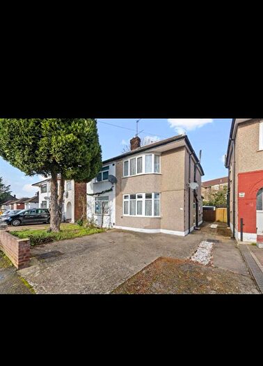 4 Bedroom Semi-Detached House To Rent In Maple Road, Yeading, Hayes, UB4