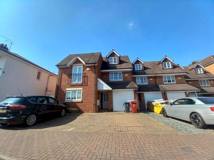 3 Bedroom Semi-Detached House To Rent In Slough, Berkshire, SL1