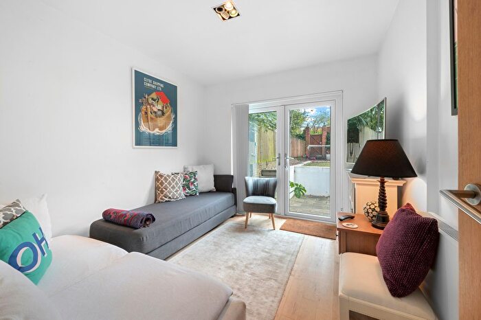 1 Bedroom Flat To Rent In Pine Grove, London, SW19