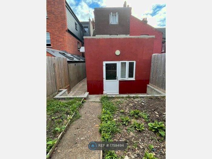 3 Bedroom Flat To Rent In London, London, NW2