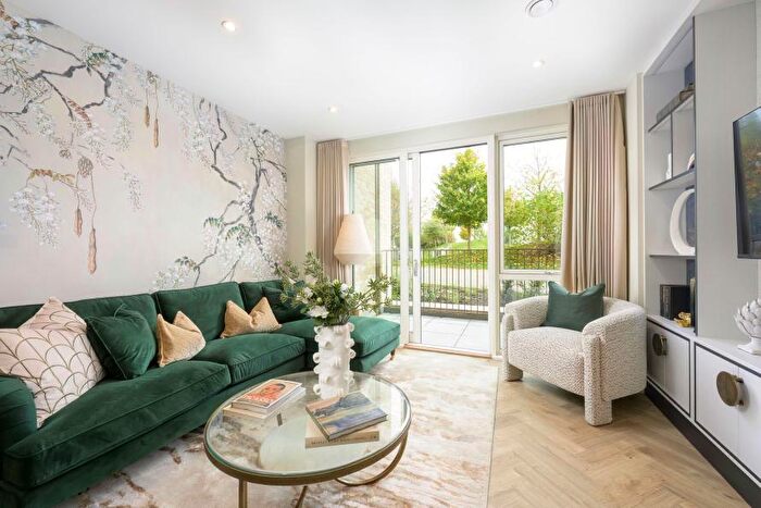 3 Bedroom Apartment For Sale In Eddington Avenue, Cambridge, CB3