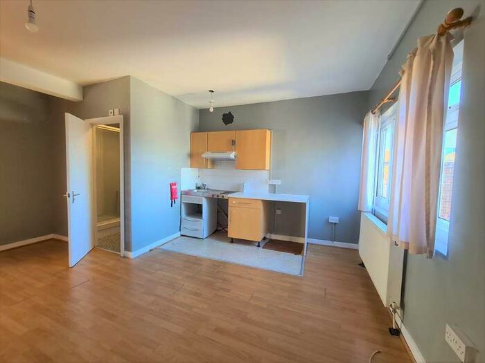 Flat To Rent In North Circular Road, London, NW2