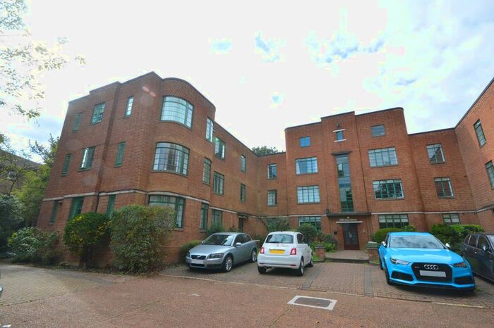 3 Bedroom Flat To Rent In Hook Road, Surbiton, Surrey, KT6