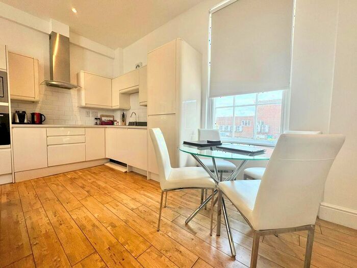 2 Bedroom Flat To Rent In High Street, Andover, SP10