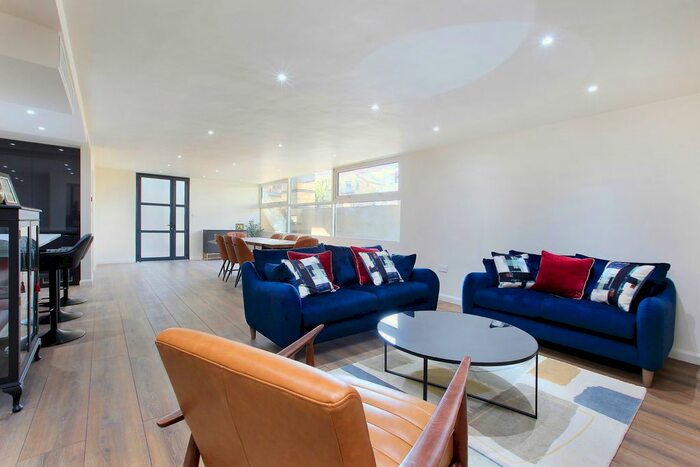 3 Bedroom Flat To Rent In Bishops Wharf House, Parkgate Road, London, SW11